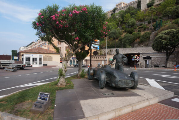 Монако — одно разочарование… Город-страна меня не впечатлил. Монако — одно разочарование… Город-страна меня не впечатлил.