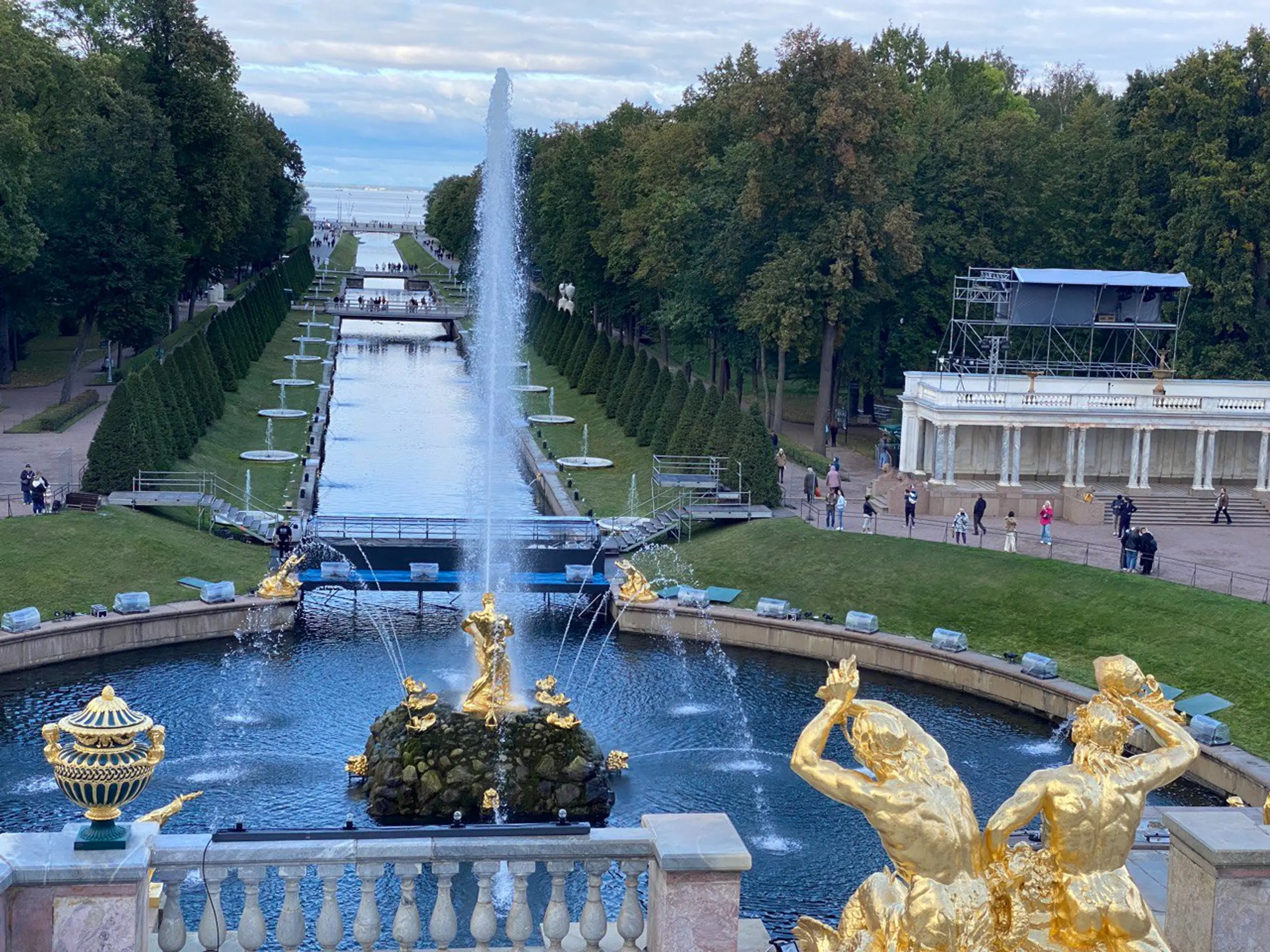 Прогулка по парку Петродворца в Петергофе