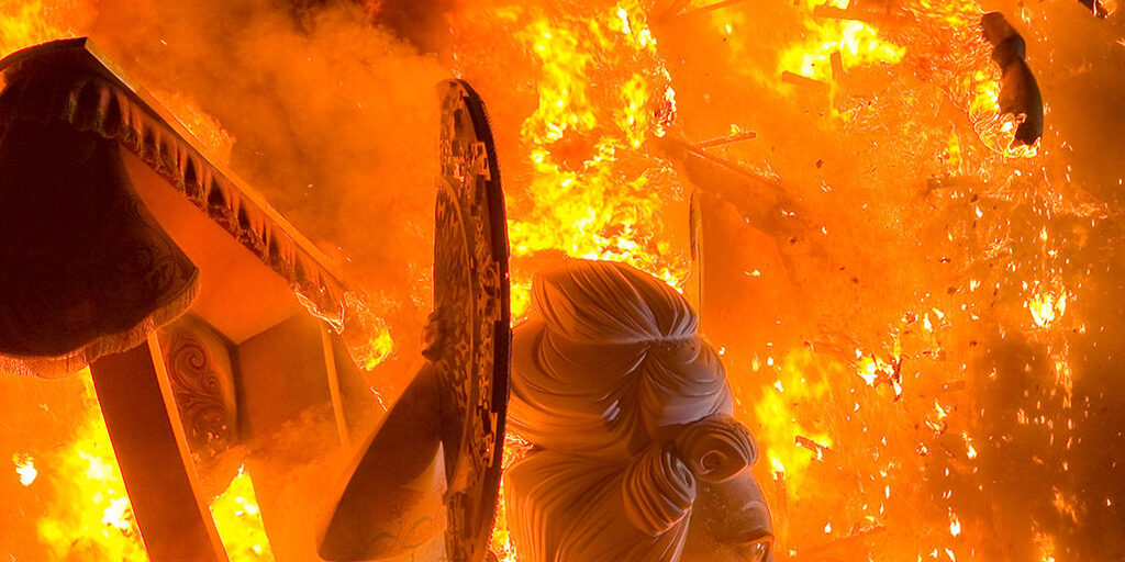 Las Fallas — весёлое огненное безумие в Валенсии. Las Fallas — весёлое огненное безумие в Валенсии.