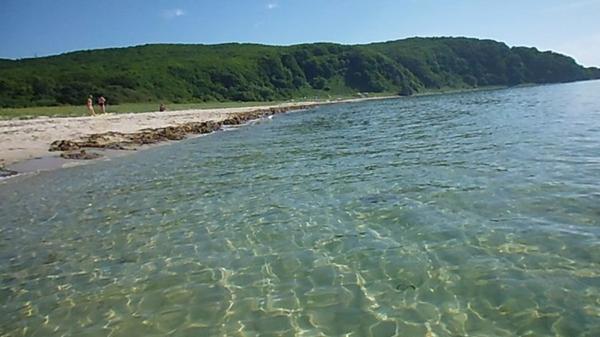 Вода и&nbsp;песок Соколовской бухты Японского моря