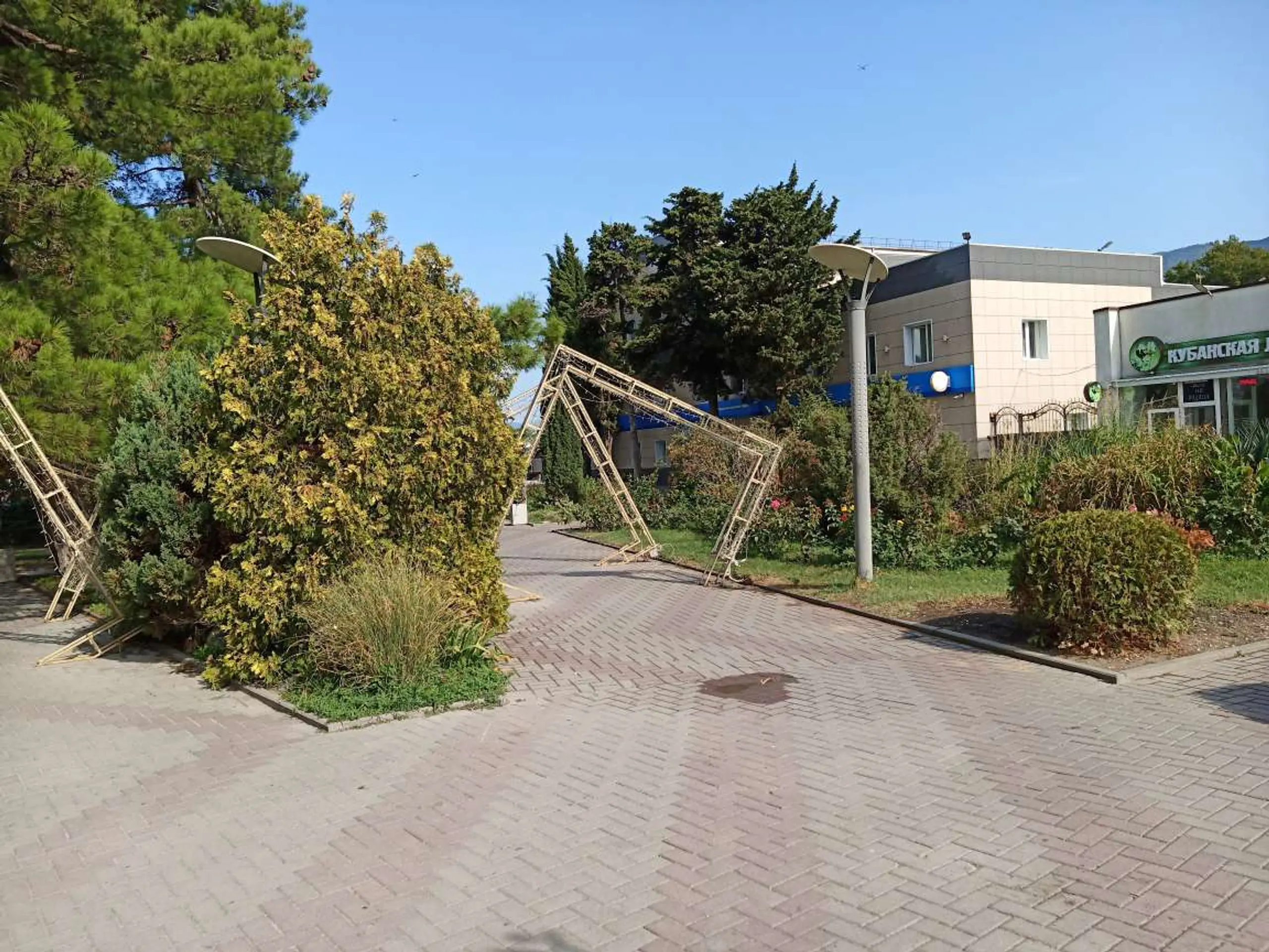 Прогулка по городу-курорту Геленджик солнечным днём