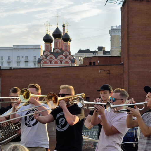 Трубачи на крыше